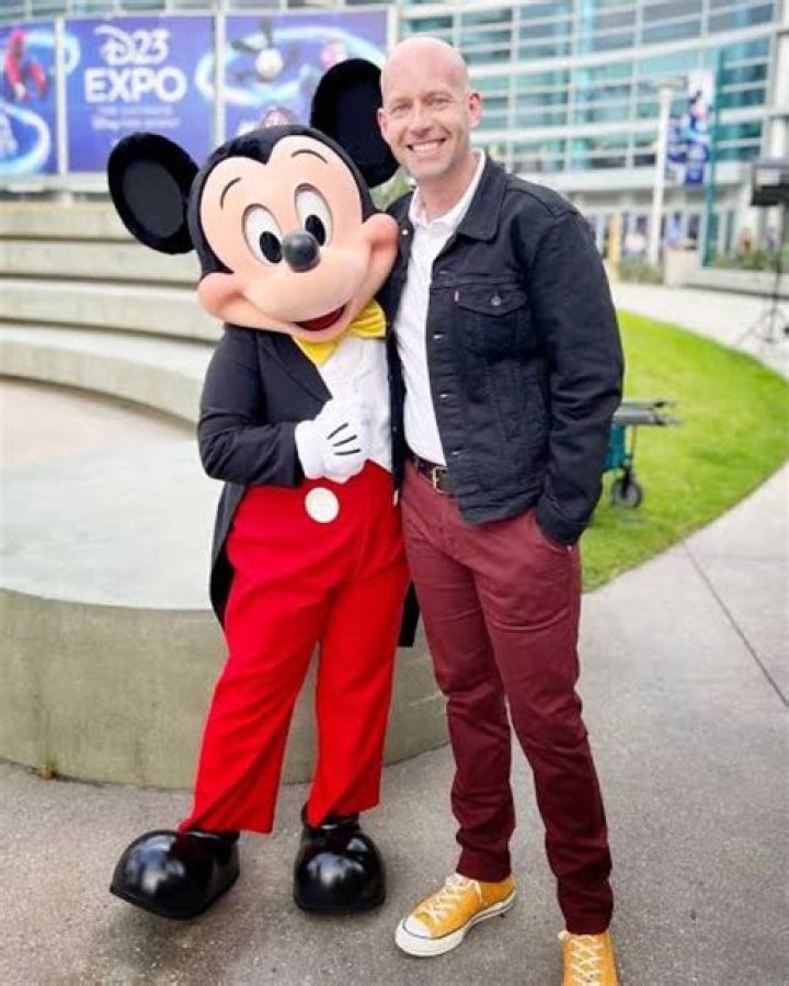 Bret Iwan Dating, Girlfriend, Net Worth, Mickey Mouse, Wiki-Bio, Age, Height