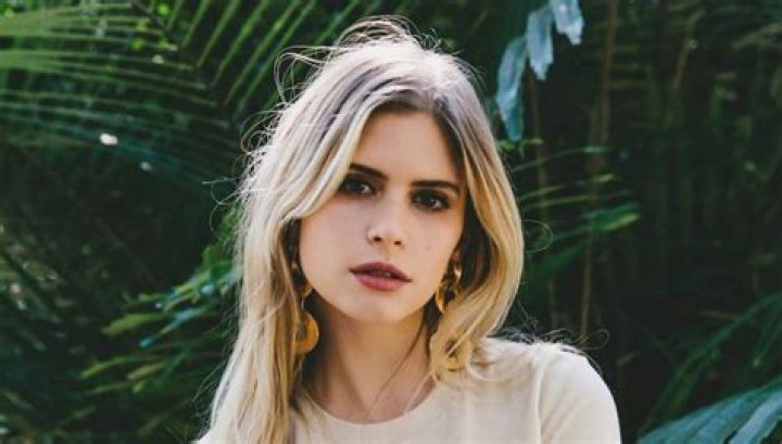 Carlson Young Height, Weight, Measurements, Bra Size, Shoe Size