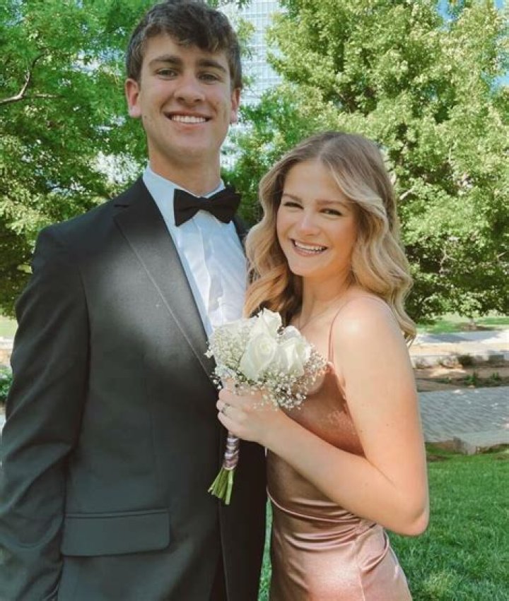 Dating, Boyfriend, Married, Net worth, Wiki, Height