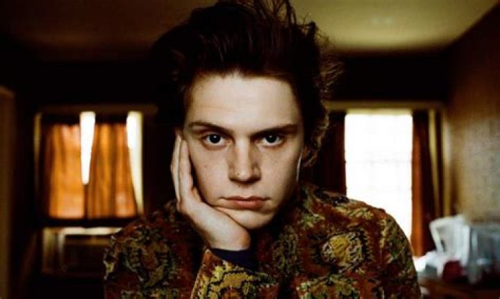 Evan Peters Height, Weight, Body Measurements, Shoe Size