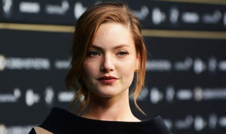 Holliday Grainger Height, Weight, Measurements, Bra Size, Shoe Size