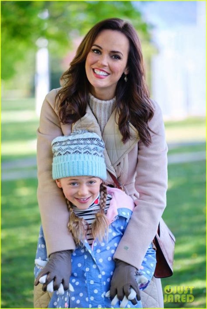 Is Erin Cahill Expecting a Baby in 2023? Get to Know Erin Cahill! - SarkariResult