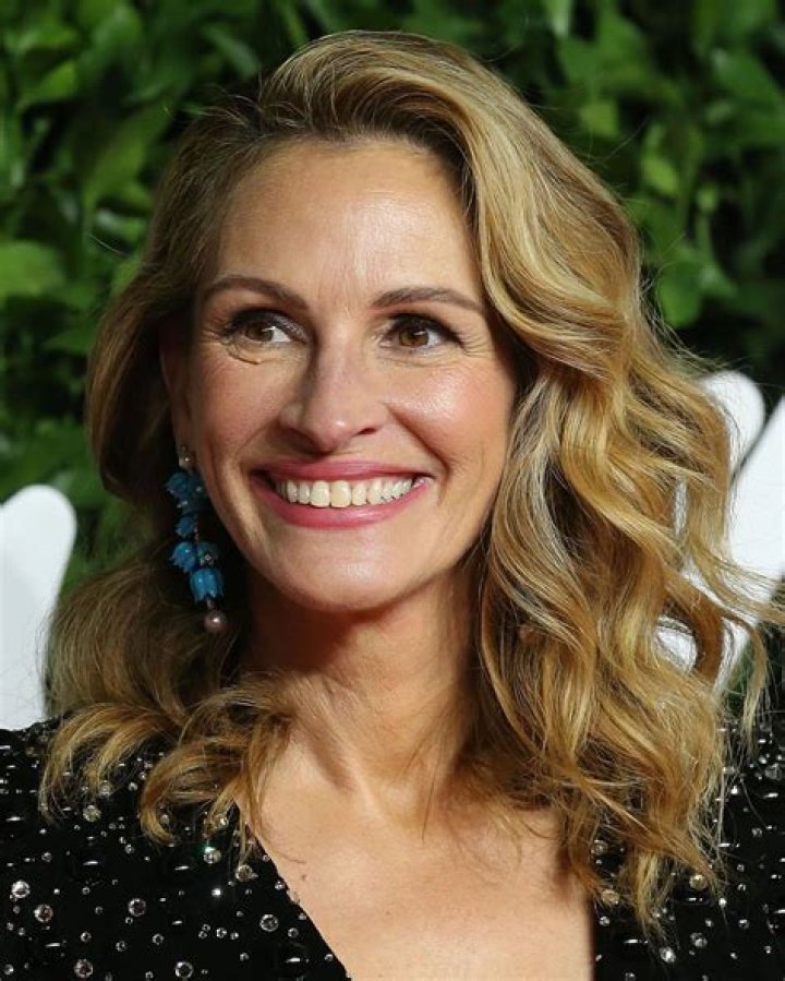 Is Julia Roberts Still Among Hollywood's Wealthiest Stars? - SarkariResult