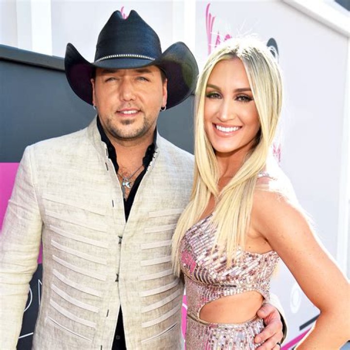 Jason Aldean Wife, Married, New Baby, Pregnant, kids, Divorce, First Wife, Wedding, Girlfriend, Net Worth