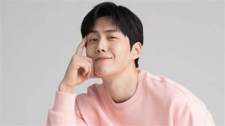 Kim Seonho's Love Life: Separating Rumors from Reality - SarkariResult