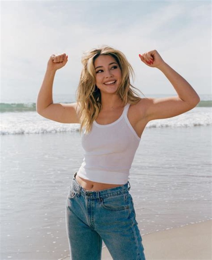 Madelyn Cline Height, Weight, Body Measurements, Bra Size, Shoe Size