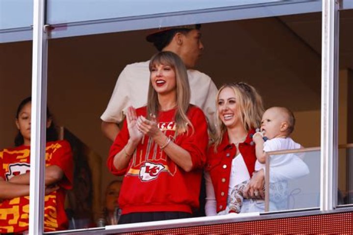 Quadruple Amputee Julie Dombo Fangirls Over Taylor Swift After Meeting Singer At Kansas City Chiefs Game - SarkariResult