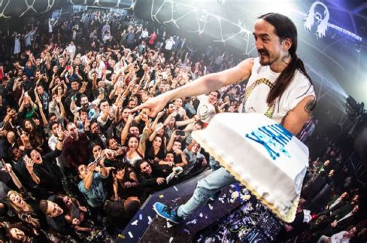 Steve Aoki Playfully Throws Cake at Seahawks Mascot - SarkariResult